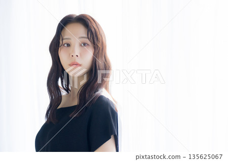 一個沐浴在清晨陽光下的女人 135625067