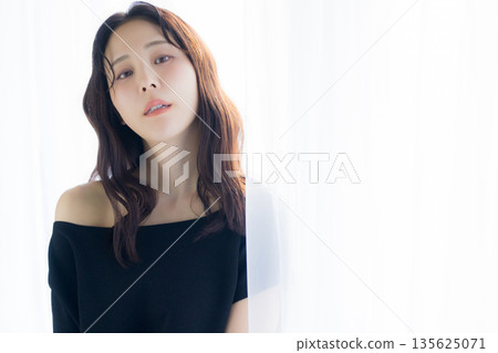 一個沐浴在清晨陽光下的女人 135625071