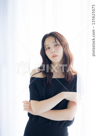 一個沐浴在清晨陽光下的女人 一個沐浴在清晨陽光下的女人 135625075
