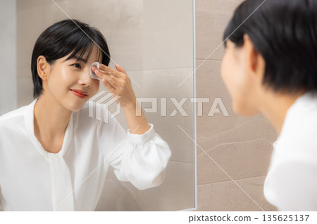 一個卸妝的女人 一個卸妝的女人 135625137