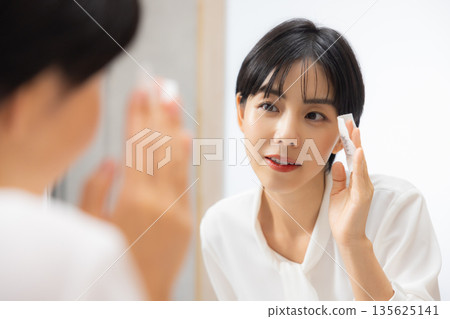 一個卸妝的女人 一個卸妝的女人 135625141