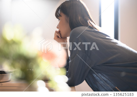 倚窗沉思 倚窗沉思 135625183