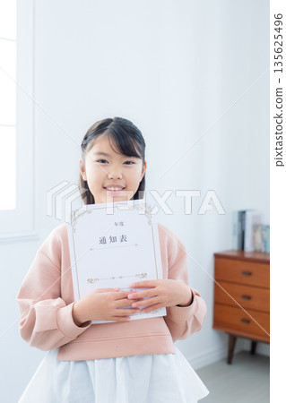 一家人在客廳看成績單 一家人在客廳看成績單 135625496