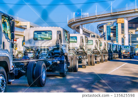 日本橫濱的城市景觀，日本經濟的詛咒…一排卡車 135625598
