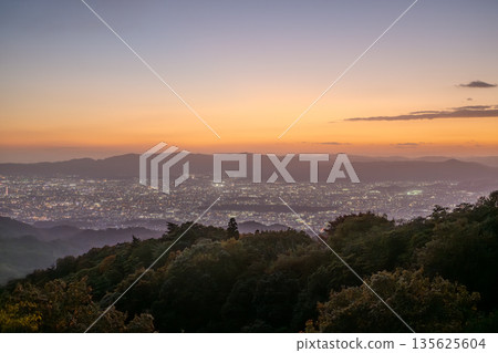 從比叡山眺望黃昏時的京都。 從比叡山眺望黃昏時的京都。 135625604
