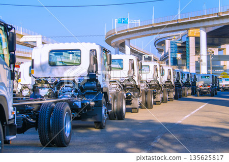 日本橫濱城市景觀，日本經濟…一排卡車 135625817
