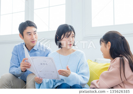 一家人在客廳裡看智能手機 一家人在客廳裡看智能手機 135626385