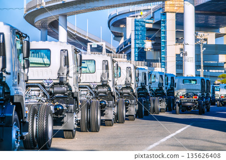 日本橫濱城市景觀，日本經濟…一排卡車 135626408