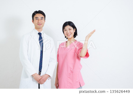 在醫療和福利領域工作的男性和女性 在醫療和福利領域工作的男性和女性 135626449
