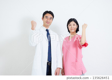 在醫療和福利領域工作的男性和女性 在醫療和福利領域工作的男性和女性 135626451