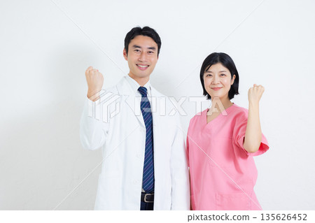 在醫療和福利領域工作的男性和女性 在醫療和福利領域工作的男性和女性 135626452