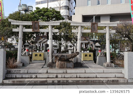 Toyokuni Inari Shrine and Shusse Inari Shrine at Ryogoku Kokugikan (Yokoami 1-chome, Sumida-ku, Tokyo) 135626575