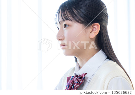 在補習班學習的初中女孩 135626682