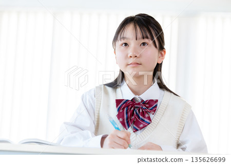 在補習班學習的初中女孩 135626699