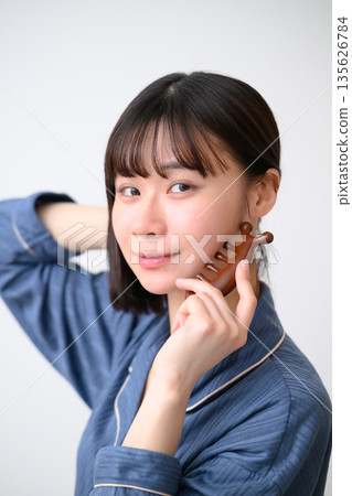 女性臉部按摩 135626784