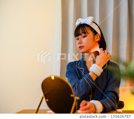 使用臉部美容儀進行頸部護理 135626787
