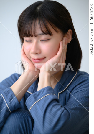 一位面容放鬆自然的女性 135626788