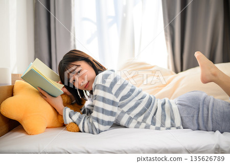 一個女人在床上看書 135626789