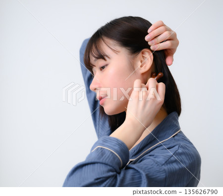 Woman's ear massage Woman's ear massage 135626790
