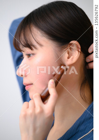 女性自我刮痧按摩 135626792