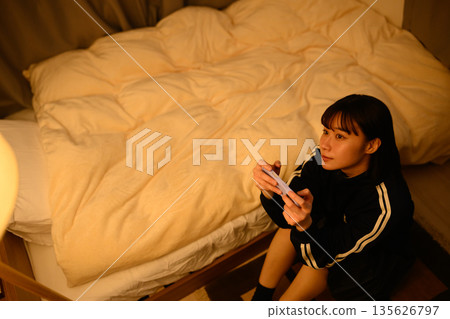 夜間智慧型手機操作 135626797