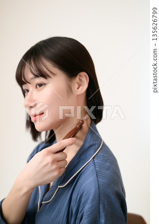 Woman's neck self-massage 135626799