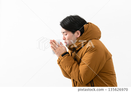 穿羽絨外套的年輕人 135626970