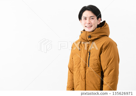穿羽絨外套的年輕人 135626971