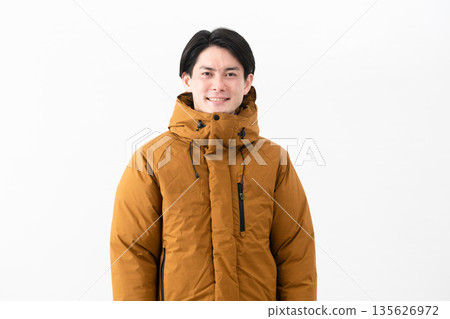 穿羽絨外套的年輕人 135626972