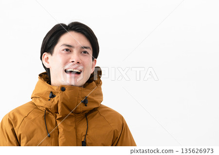 穿羽絨外套的年輕人 穿羽絨外套的年輕人 135626973