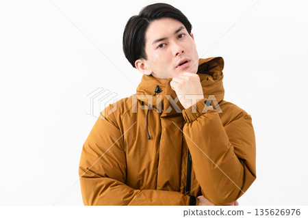 穿羽絨外套的年輕人 穿羽絨外套的年輕人 135626976