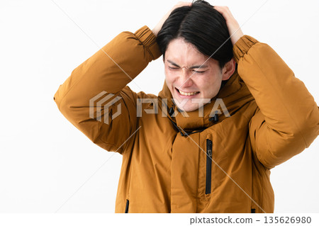 穿羽絨外套的年輕人 穿羽絨外套的年輕人 135626980