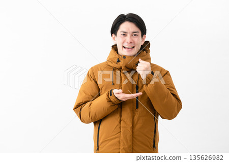 穿羽絨外套的年輕人 135626982