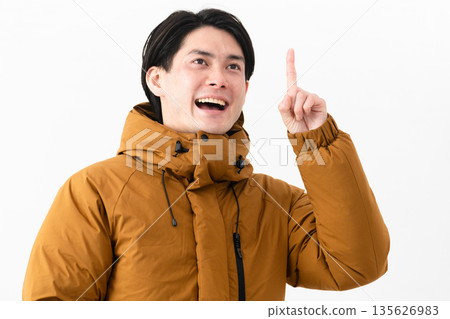 穿羽絨外套的年輕人 135626983