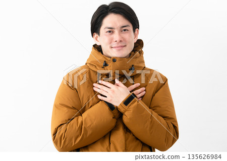 穿羽絨外套的年輕人 135626984