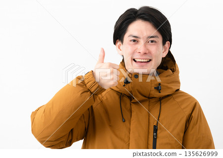 穿羽絨外套的年輕人 135626999