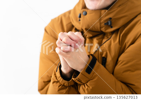 穿羽絨外套的年輕人 135627013
