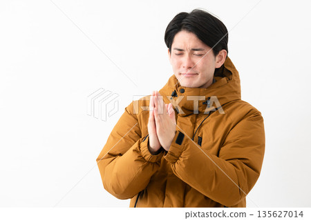 穿羽絨外套的年輕人 135627014