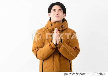 穿羽絨外套的年輕人 135627022