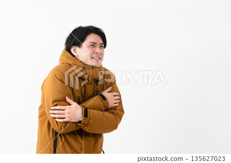 穿羽絨外套的年輕人 135627023