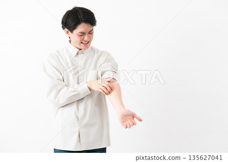 穿著長袖白襯衫的年輕人 穿著長袖白襯衫的年輕人 135627041
