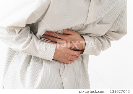 穿著長袖白襯衫的年輕人 穿著長袖白襯衫的年輕人 135627043