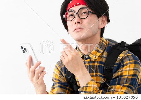 穿著格子衣服的年輕人 穿著格子衣服的年輕人 135627050