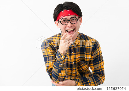 穿著格子衣服的年輕人 穿著格子衣服的年輕人 135627054