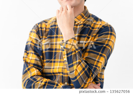 穿著格子衣服的年輕人 穿著格子衣服的年輕人 135627056