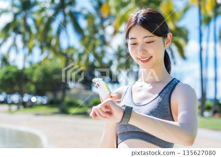 年輕女子在度假村慢跑 135627080