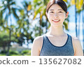 年輕女子在度假村慢跑 135627082