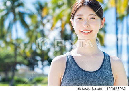 年輕女子在度假村慢跑 135627082