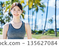 年輕女子在度假村慢跑 135627084