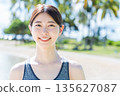 年輕女子在度假村慢跑 135627087